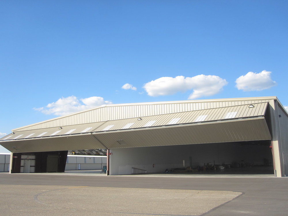 Maintained hangar and office property